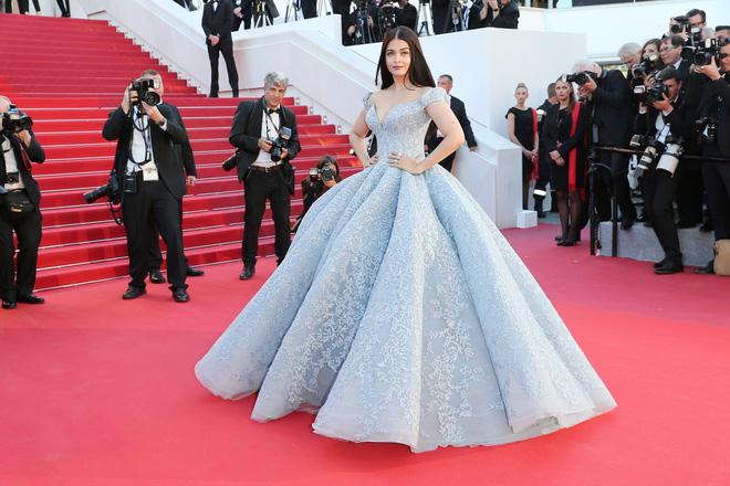 Cận cảnh chiếc đầm Lọ Lem đẹp nín thở của Hoa hậu đẹp nhất thế giới Aishwarya Rai trên thảm đỏ Cannes - Ảnh 2.