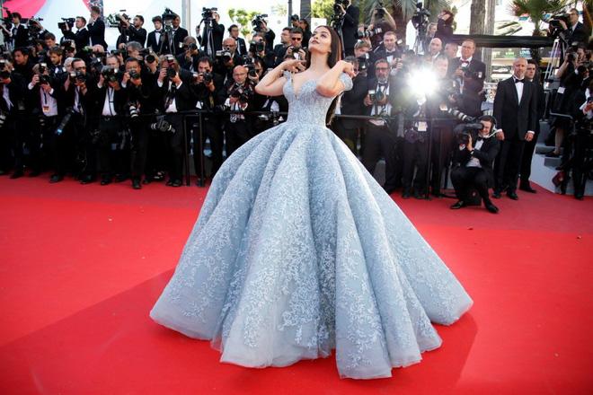 Cận cảnh chiếc đầm Lọ Lem đẹp nín thở của Hoa hậu đẹp nhất thế giới Aishwarya Rai trên thảm đỏ Cannes - Ảnh 3.