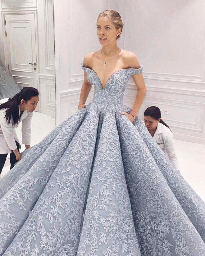 Cận cảnh chiếc đầm Lọ Lem đẹp nín thở của Hoa hậu đẹp nhất thế giới Aishwarya Rai trên thảm đỏ Cannes - Ảnh 11.