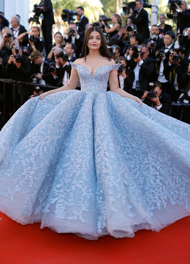 Cận cảnh chiếc đầm Lọ Lem đẹp nín thở của Hoa hậu đẹp nhất thế giới Aishwarya Rai trên thảm đỏ Cannes - Ảnh 5.