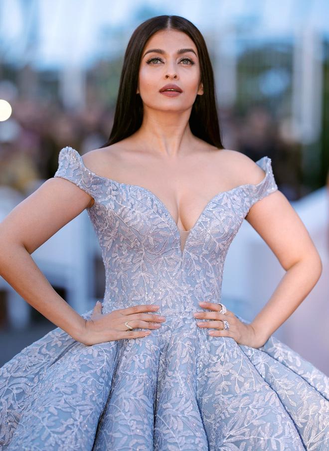 Cận cảnh chiếc đầm Lọ Lem đẹp nín thở của Hoa hậu đẹp nhất thế giới Aishwarya Rai trên thảm đỏ Cannes - Ảnh 7.