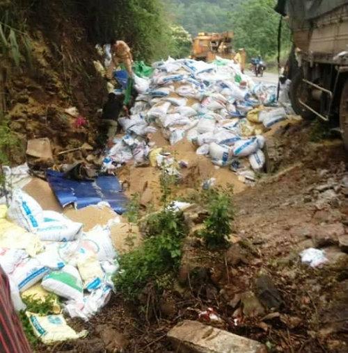 phan no canh nguoi dan mang ca cong nong di "hoi cua" sau tai nan lam chet 2 nguoi - 2