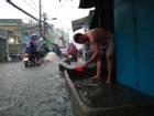 Hàng loạt tuyến đường ở Sài Gòn bị ngập trong cơn mưa lớn