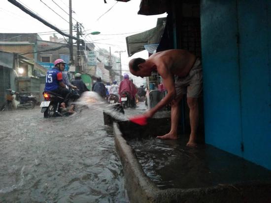 Hàng loạt tuyến đường ở Sài Gòn bị ngập trong cơn mưa lớn