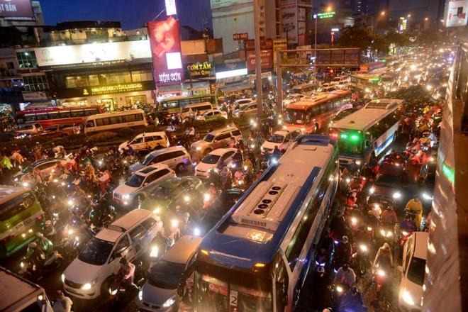 Hang loat tuyen duong o Sai Gon bi ngap trong con mua lon hinh anh 3