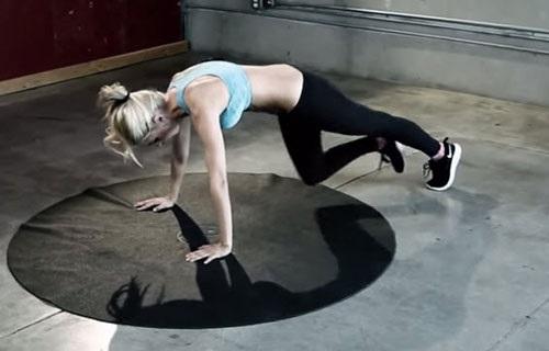 Bài tập 10 phút giúp chị em eo thon, ngực nở, mông cong