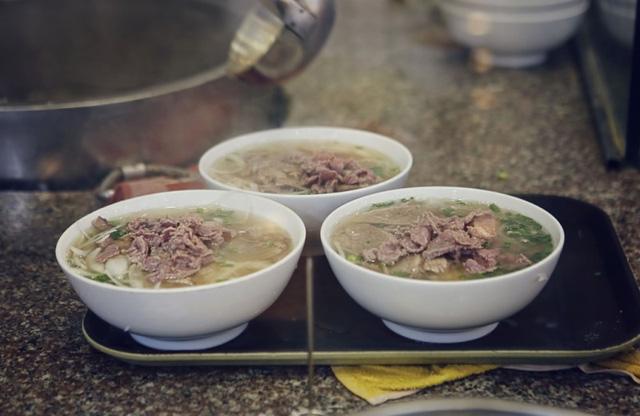 Tô phở đầy đặn, ăn kèm với quẩy giòn, vàng ruộm.