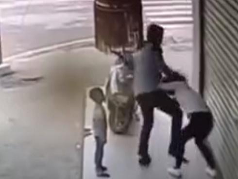 Chồng đánh đập vợ dã man ngay trước mặt con nhỏ gây bức xúc