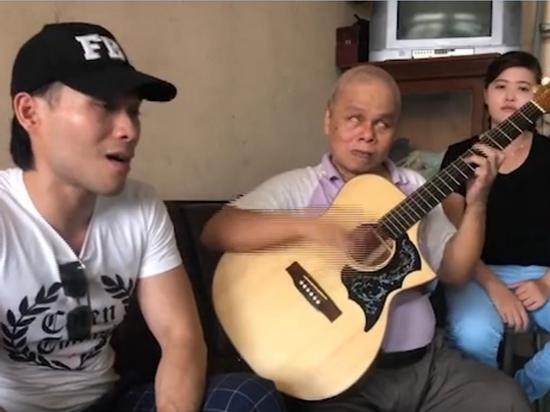 Dân mạng ngây ngất với tài chơi guitar điêu luyện của người đàn ông khiếm thị