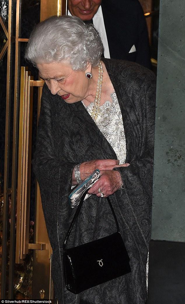 Giải mã hình ảnh người phụ nữ bí ẩn in trên chiếc ví của Nữ hoàng Anh - Ảnh 5.