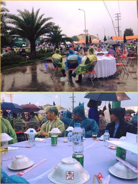 Đám cưới có 1-0-2: Toàn bộ khách trùm áo mưa, cầm ô ngồi ngoài trời ăn tiệc - Ảnh 4.