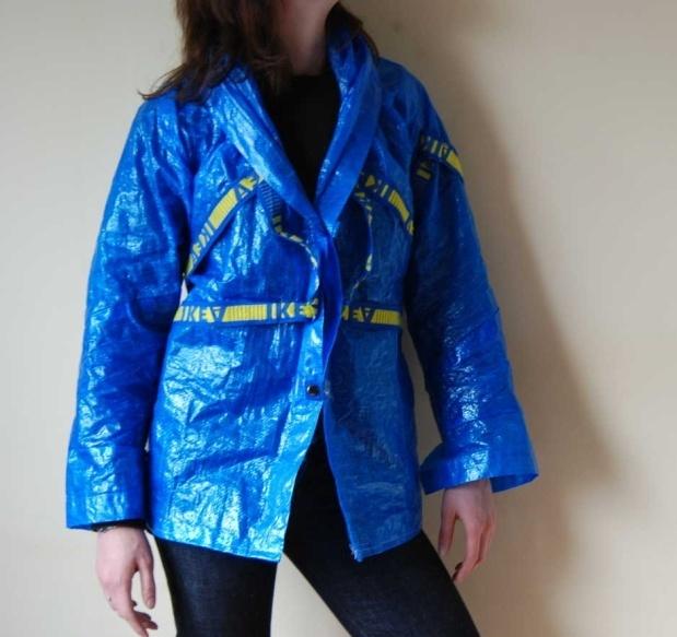 Biến túi xách nhựa thành set đồ thời trang thế này mới đúng chất