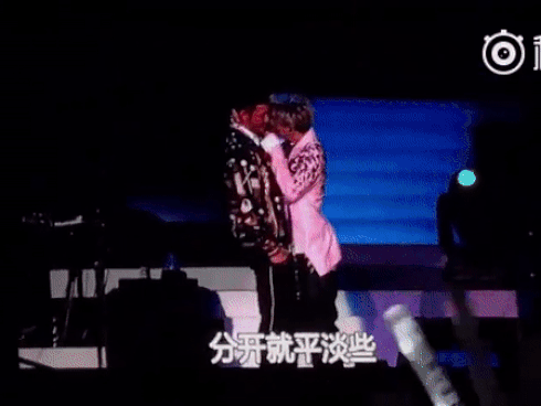 Huỳnh Hiểu Minh 'khóa môi' đồng nghiệp nam trước mặt vợ yêu