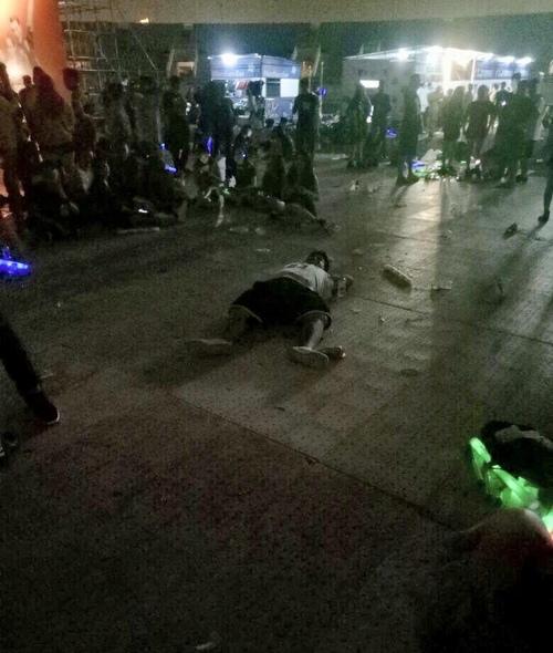 soc voi canh khan gia ngat xiu, roi noi y sau dem nhac o san my dinh hinh anh 4