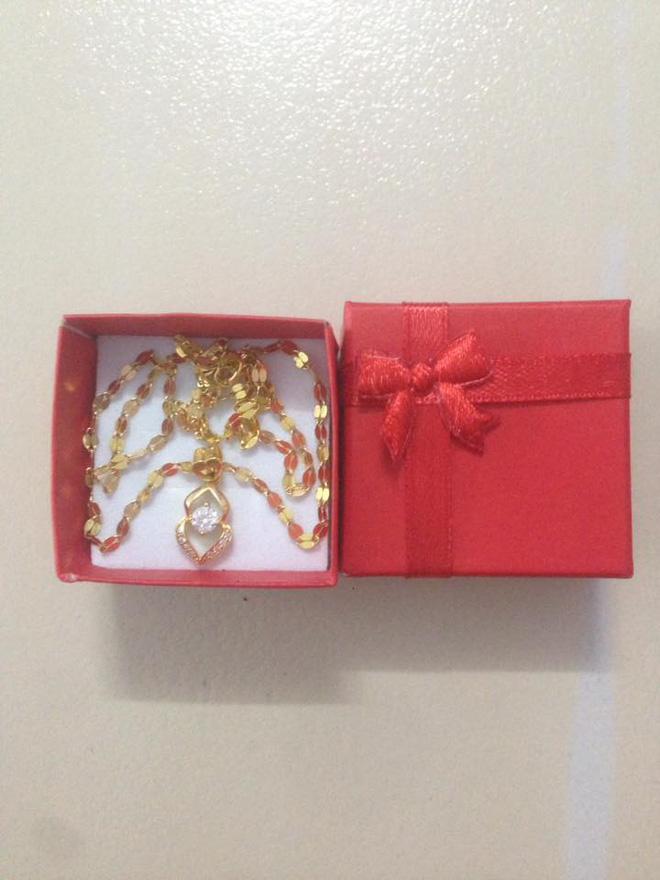 Anh chồng “chiều vợ nhất quả đất” kể chuyện tặng vàng và hoa tiền mặt cho bà xã - Ảnh 2.