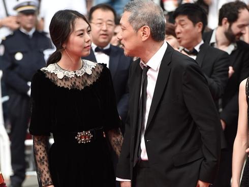 Bất chấp dư luận, 'chàng 57, nàng 35' ngày càng mặn nồng trên thảm đỏ Cannes 2017