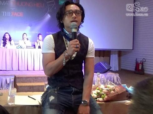 Thanh minh khi bị tố nói hết phần người khác, Hữu Vi ngồi hẳn lên bàn phỏng vấn