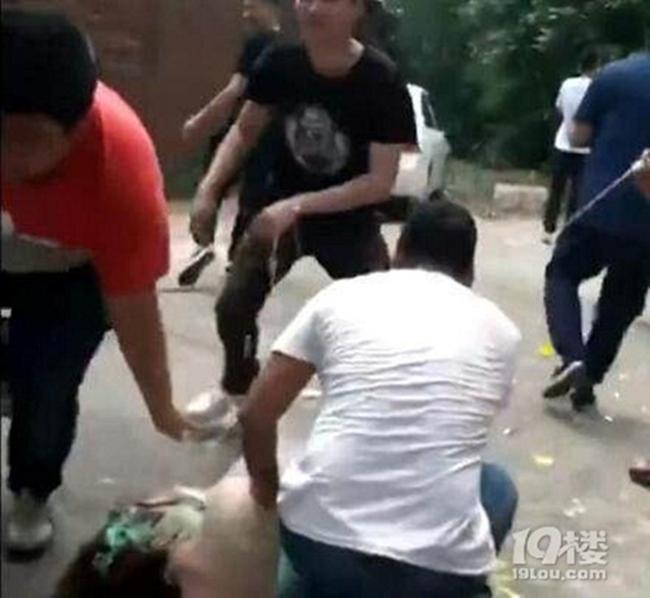 Thấy cô phù dâu xinh đẹp, nhóm bạn của chú rể tranh thủ sàm sỡ tập thể và cái kết đắng - Ảnh 3.