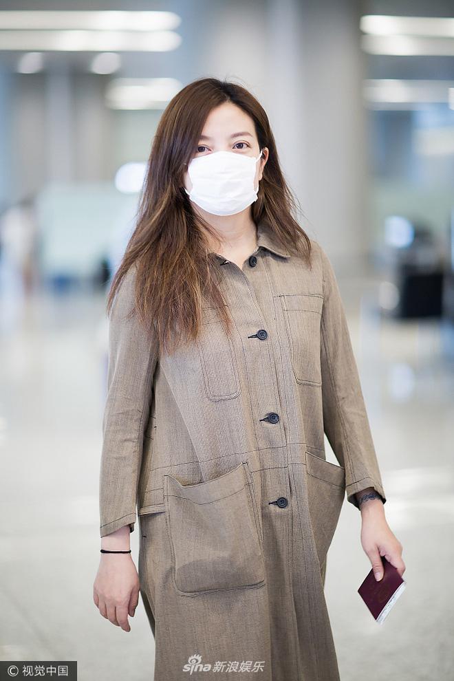 Không thể nhận ra đại gia showbiz Triệu Vy vì phong cách xuề xòa ở sân bay - Ảnh 1.