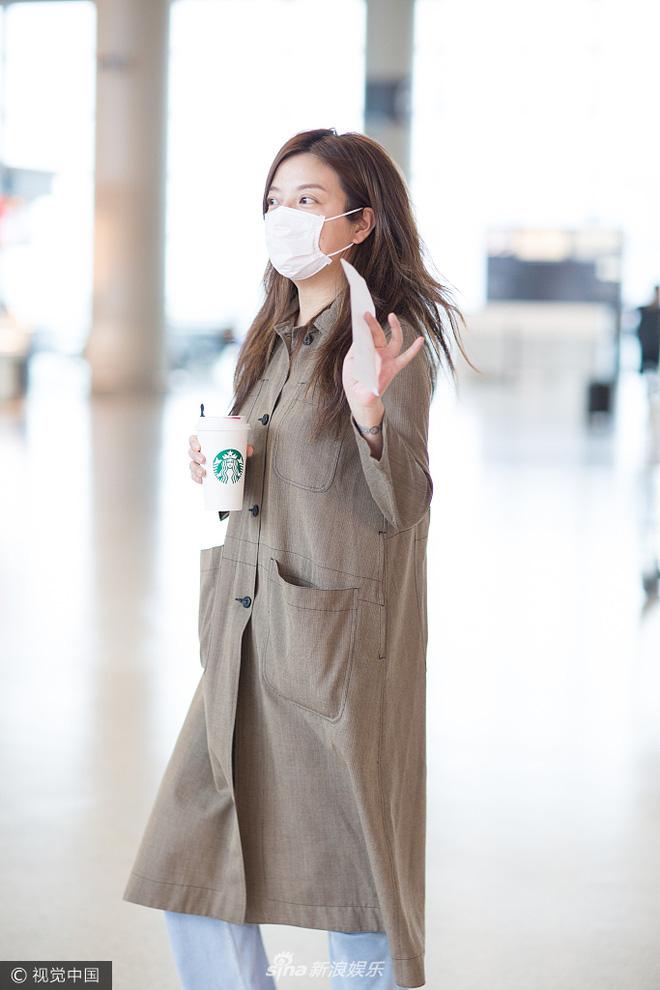 Không thể nhận ra đại gia showbiz Triệu Vy vì phong cách xuề xòa ở sân bay - Ảnh 4.