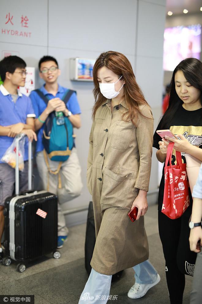 Không thể nhận ra đại gia showbiz Triệu Vy vì phong cách xuề xòa ở sân bay - Ảnh 5.
