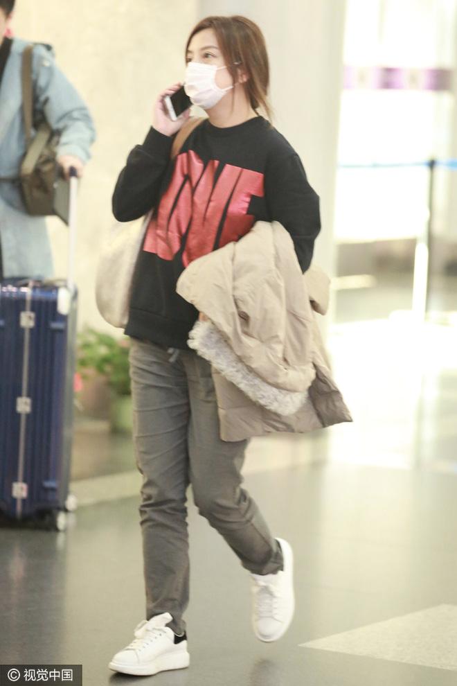 Không thể nhận ra đại gia showbiz Triệu Vy vì phong cách xuề xòa ở sân bay - Ảnh 6.