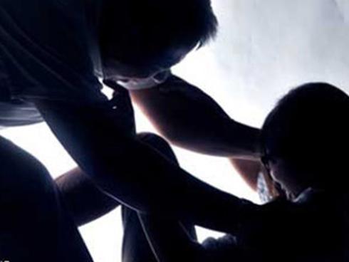 Bị anh rể giở trò đồi bại, bé gái 14 tuổi uống thuốc sâu tự tử