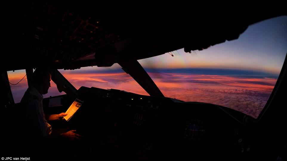 Khung canh huyen ao cua Trai dat nhin tu buong lai may bay hinh anh 7