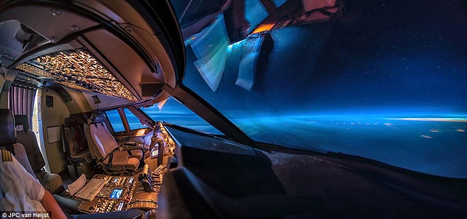 Khung canh huyen ao cua Trai dat nhin tu buong lai may bay hinh anh 8