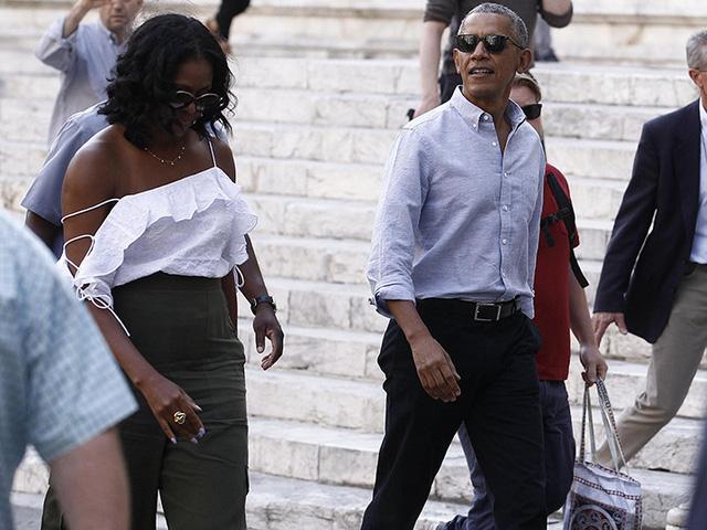 
Vợ chồng cựu tổng thống trông vui vẻ hầu hết thời gian họ xuất hiện trước công chúng kể từ khi rời Nhà Trắng. Các tạp chí phương Tây miêu tả sau 8 năm đảm nhận công việc nặng nề nhất thế giới, giờ là lúc Obama và vợ sống giấc mơ đời mình. Khi hai người xuất hiện trên đường phố Tuscany hôm 22/5, bà Michelle mặc một chiếc áo hở vai và quần kaki trong khi ông Obama mặc áo sơ mi với tay áo xắn lên và không có cà vạt. Ảnh: AP.
