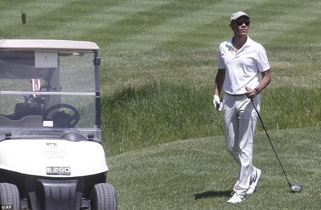 
Sau đó, trong khi bà Michelle đến một quán kem, cựu tổng thống đến sân golf Castiglion del Bosco, một câu lạc bộ golf riêng tư nằm trong khuôn khổ một di sản văn hóa thế giới do UNESCO công nhận. Chỉ một số ít người được mời mới có thẻ hội viên của câu lạc bộ golf này. Trong khi Obama tận hưởng trận golf của ông bên trong khuôn viên câu lạc bộ, cảnh sát có vũ trang của Italy được triển khai bên ngoài để đảm bảo an toàn cho vị khách quý. Ảnh: AP.
