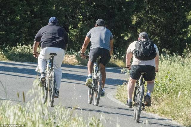 
Trước đó, ông Obama đã kéo 2 nhân viên Mật vụ bảo vệ mình đi đạp xe ở vùng ngoại ô và chiêm ngưỡng cảnh đẹp của vùng Tuscany. Ảnh: Vantage News.

