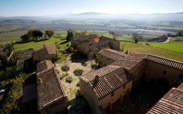 Biệt thự vợ chồng Obama ở trong thời gian lưu lại khu nghỉ dưỡng Borgo Finocchieto. Giá phòng ở khu nghỉ dưỡng này có thể lên đến 15.000 USD/đêm, khách đến nghỉ sẽ được một đội nhân viên 19 người phụ vụ, bao gồm người khuân vác, quản gia, người pha chế, phục vụ bàn... Trong căn nhà 800 tuổi này, cựu tổng thống có thể sử dụng hồ bơi, thư viện, sân bóng rổ, tennis và phòng thử rượu. Quan trọng hơn, khu nghỉ dưỡng này thuộc sở hữu của John Phillips, cựu đại sứ Mỹ tại Italy do ông Obama bổ nhiệm. Người ta đoán rằng cựu tổng thống sẽ ở đây miễn phí. Ảnh: New York Times.