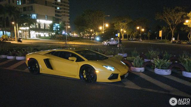 Lamborghini Aventador biển tứ quý 9 nẹt pô khạc lửa lên báo nước ngoài - Ảnh 2.