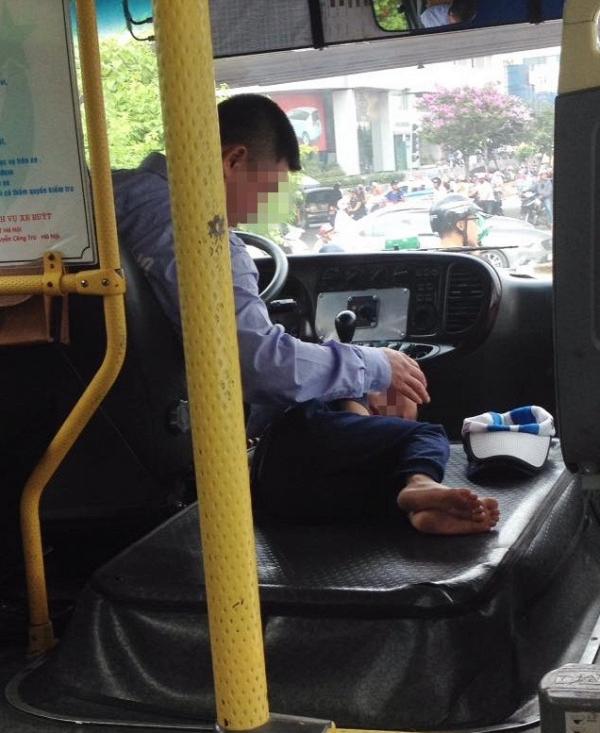 Hình ảnh đẹp: Cậu bé ngủ ngon lành trên xe bus, bên cạnh vô lăng của cha... - Ảnh 1.