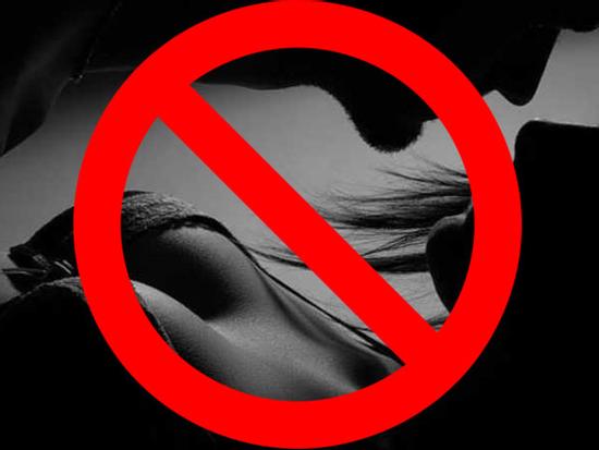 Truyện cười: Bị mẹ từ mặt vì quyết giữ trinh tiết