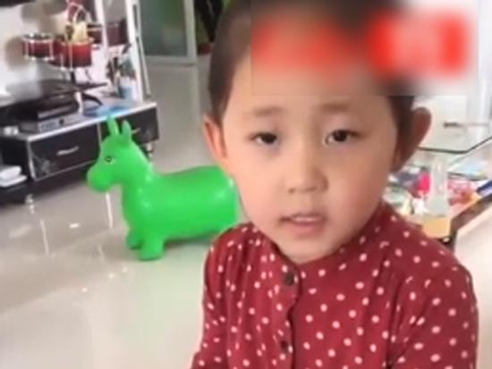 Bé gái xinh xắn với màn 'trả treo' khiến bố chỉ biết 'câm nín'