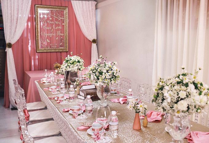 Toàn bộ ly tách, lọ hoa, khung ảnh trên bàn cũng cùng tông hồng khiến khắp không gian trở nên thanh thoát nhẹ nhàng.