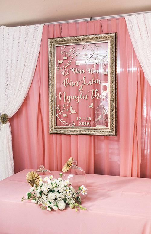 Phông màn gia tiên được cách tân hiện đại, trang trí màu hồng trắng, với chiếc khung ảnh to lạ mắt. T