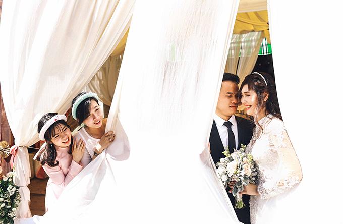 Từng là bạn học, giờ trở thành bạn đời, giữa họ là những kỷ niệm muôn màu, muôn cảm xúc của tuổi học trò. Đó có lẽ cũng là lý do mà Văn Liêm Nguyên Thảo lựa chọn tông màu hồng cho đám cưới của mình.