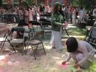 Học sinh trường THPT Nguyễn Khuyến: Sau khi chơi bột màu xong chúng em đã ở lại trường để dọn dẹp