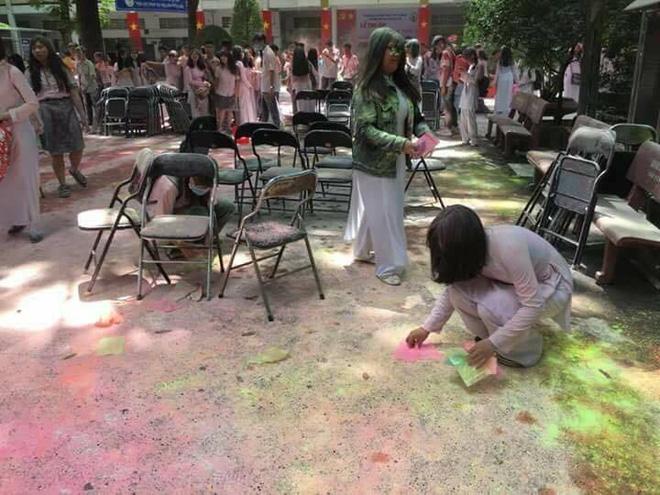 Học sinh trường THPT Nguyễn Khuyến: Sau khi chơi bột màu xong chúng em đã ở lại trường để dọn dẹp - Ảnh 3.