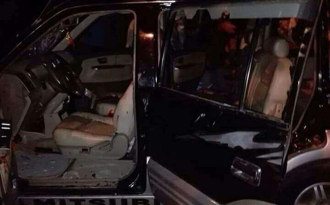 Nhóm côn đồ đi xe máy ép xe ô tô, dùng dao kiếm chém người