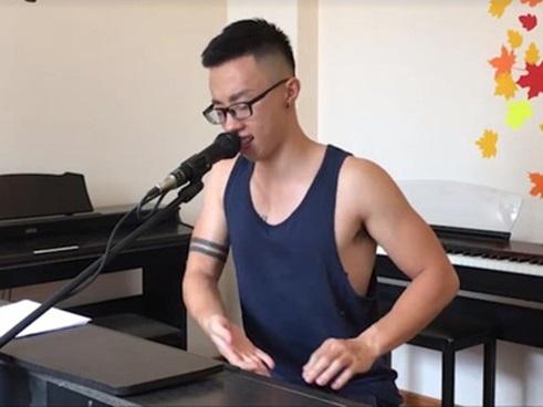Mặc ba lỗ cover nhạc phim, chàng pianist má lúm đốn tim bao cô gái
