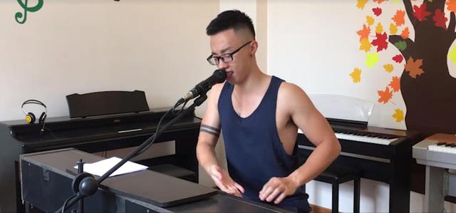 Mặc ba lỗ cover nhạc phim, chàng pianist má lúm đốn tim bao cô gái - Ảnh 2.