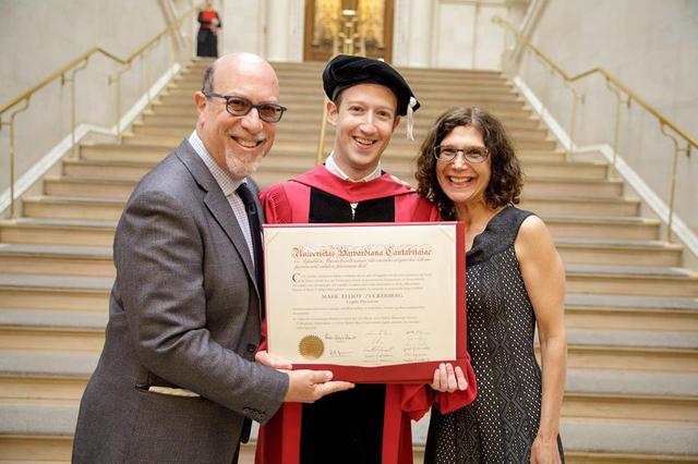 Hình ảnh tỷ phú 32 tuổi nhận bằng tốt nghiệp Harvard khiến cả thế giới hân hoan. (Ảnh: Facebook)