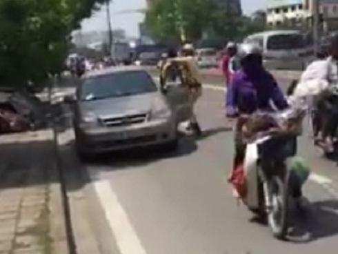 CSGT bất ngờ khống chế lái xe giữa phố Hà Nội