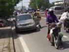CSGT bất ngờ khống chế lái xe giữa phố Hà Nội