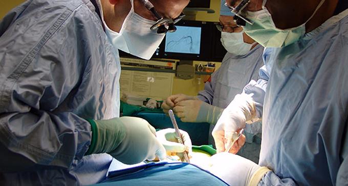 benh-nhan-50-tuoi-phai-nao-vet-bau-nguc-do-bien-chung-silicon