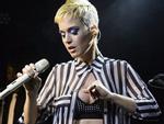 Katy Perry khóc nấc tưởng nhớ các nạn nhân trong vụ đánh bom concert Ariana Grande